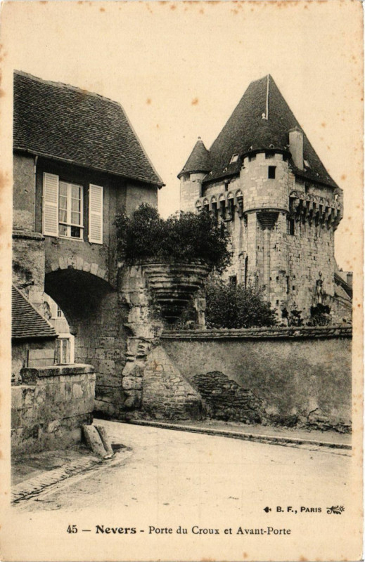 Carte postale ancienne Nevers - Porte du Croux et Avant-Porte à Nevers