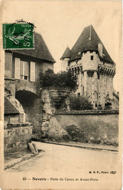Carte postale ancienne Nevers - Porte du Croux et Avant-Porte à Nevers