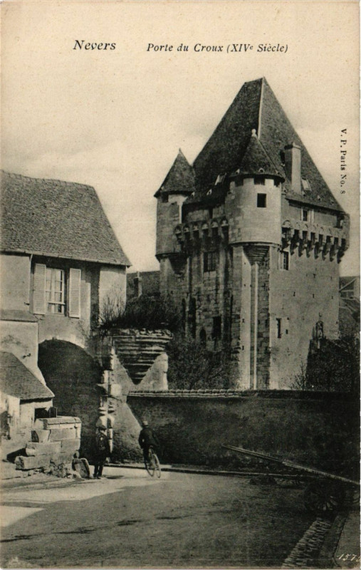 Carte postale ancienne Nevers - Porte du Croux (Xiv Siecle) à Nevers