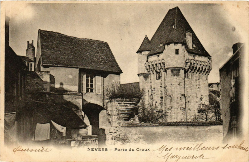 Carte postale ancienne Nevers - Porte du Croux à Nevers