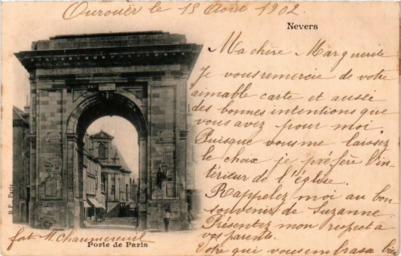 Carte postale ancienne Nevers - Porte de Paris à Nevers
