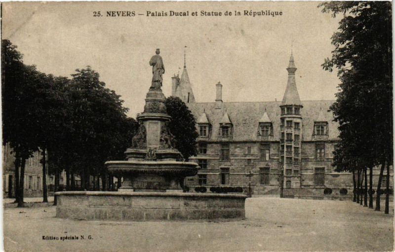 Carte postale ancienne Nevers - Palais Ducal et Statue de la Republique à Nevers