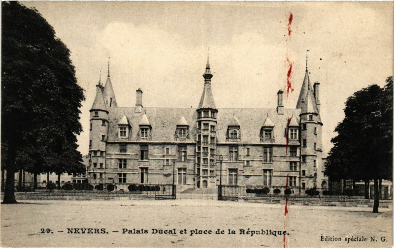 Carte postale ancienne Nevers - Palais Ducal et place de la Republique à Nevers