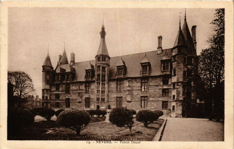 Carte postale ancienne Nevers - Palais Ducal à Nevers