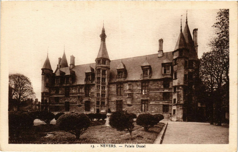 Carte postale ancienne Nevers - Palais Ducal à Nevers