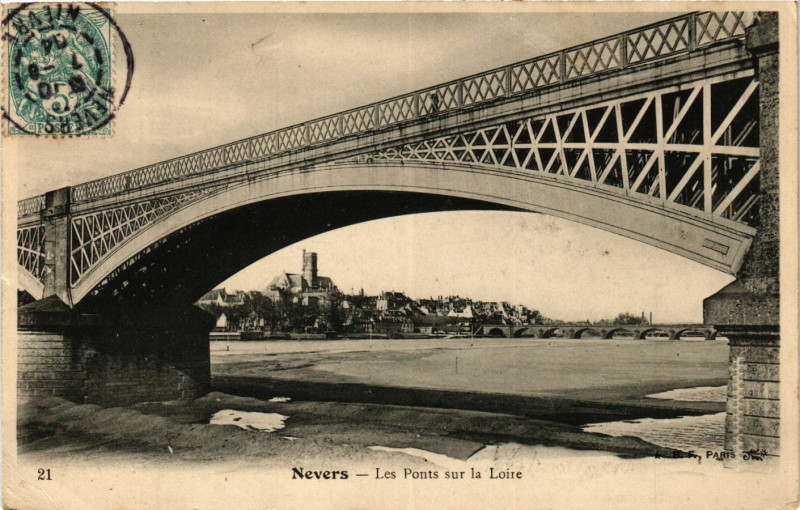 Carte postale ancienne Nevers - Les Ponts sur la Loire à Nevers
