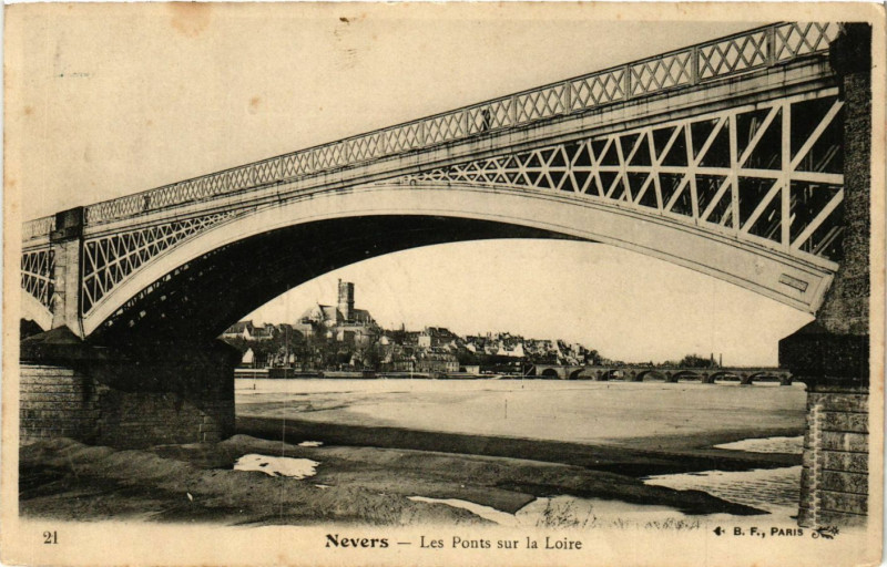 Carte postale ancienne Nevers - Les Ponts sur la Loire à Nevers