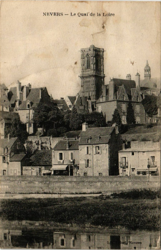 Carte postale ancienne Nevers - Le Quai de la Loire à Nevers