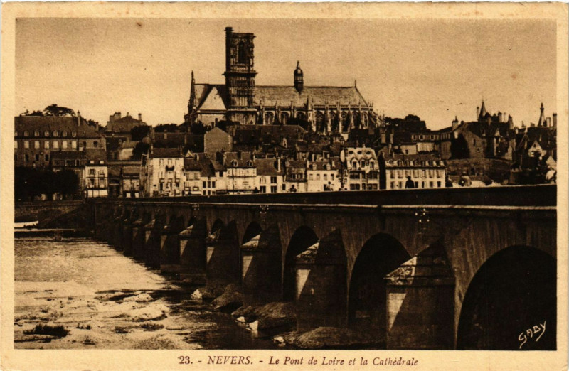 Carte postale ancienne Nevers - Le Pont de Loire et la Cathedrale à Nevers