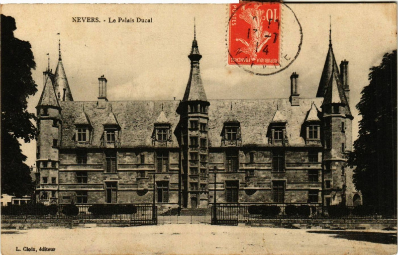 Carte postale ancienne Nevers - Le Palais Ducal à Nevers