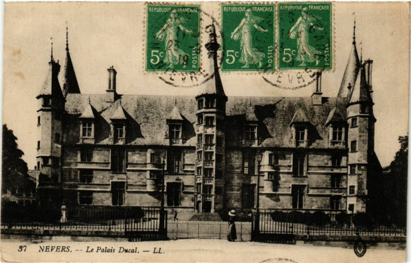 Carte postale ancienne Nevers - Le Palais Ducal à Nevers