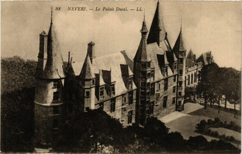 Carte postale ancienne Nevers - Le Palais Ducal à Nevers