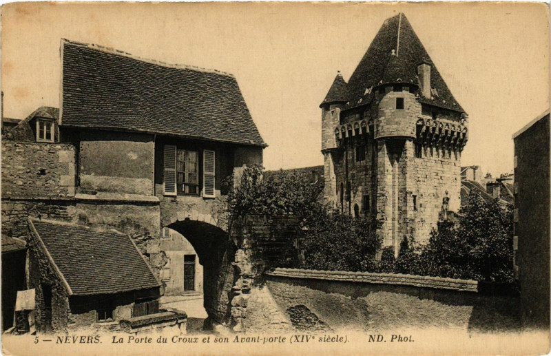 Carte postale ancienne Nevers - La Porte du Croux et son Avant-porte (Xiv siecle) à Nevers