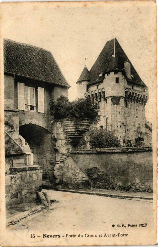 Carte postale ancienne Nevers - La Porte du Croux et Avant-Porte à Nevers