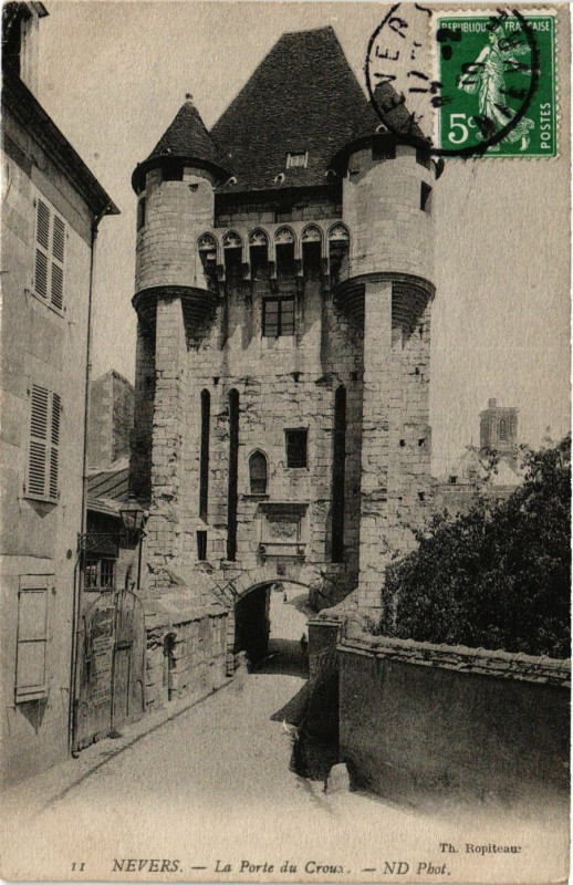 Carte postale ancienne Nevers - La Porte du Croux à Nevers