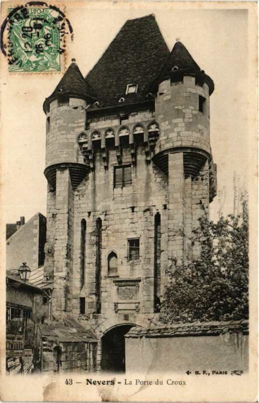Carte postale ancienne Nevers - La Porte du Croux à Nevers