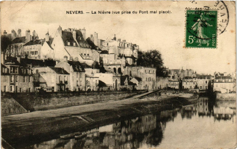Carte postale ancienne Nevers - La Nievre (vue prise du Pont mal place) à Nevers