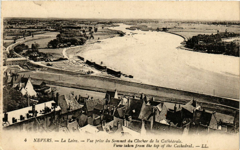 Carte postale ancienne Nevers La Loire Vue prise du Sommet du Clocher de la Cathedrale à Nevers