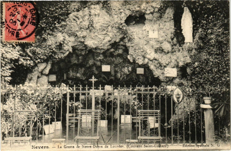 Carte postale ancienne Nevers - La Grotte de N.-D. de Lourdes (Couvent Saint-Gilbard à Nevers