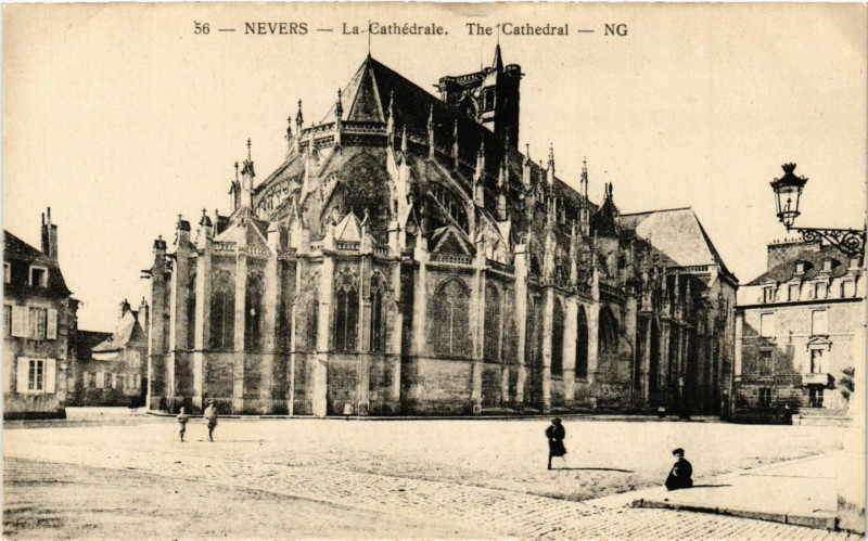 Carte postale ancienne Nevers - La Cathedrale - The Cathedral à Nevers