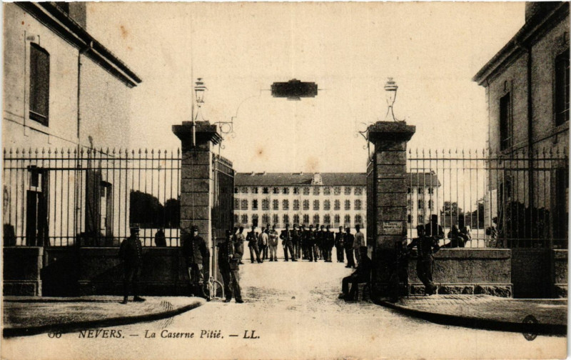 Carte postale ancienne Nevers - La Caserne Pitie à Nevers