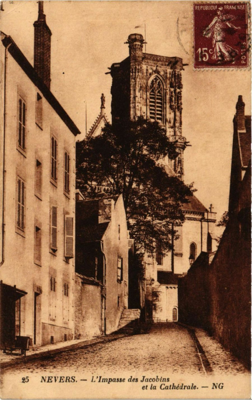 Carte postale ancienne Nevers - L'Impasse des Jacobins et la Cathedrale à Nevers