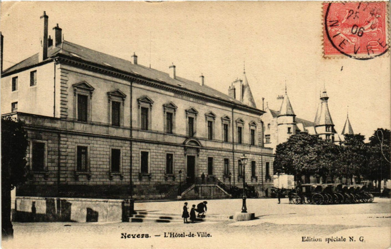 Carte postale ancienne Nevers - L'Hotel-de-Ville à Nevers