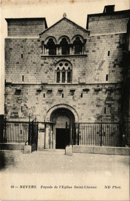 Carte postale ancienne Nevers - Facade de l'Eglise Saint-Etienne à Nevers