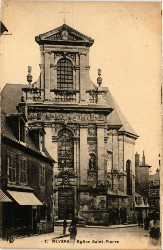 Carte postale ancienne Nevers - Eglise Saint-Pierre à Nevers