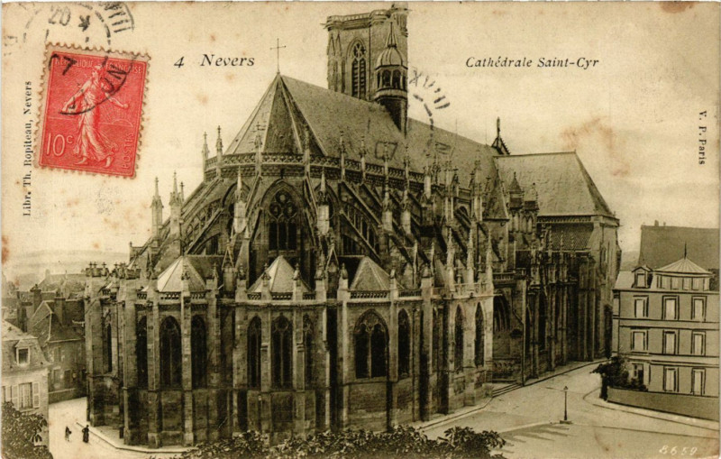 Carte postale ancienne Nevers - Cathedrale Saint-Cyr à Nevers
