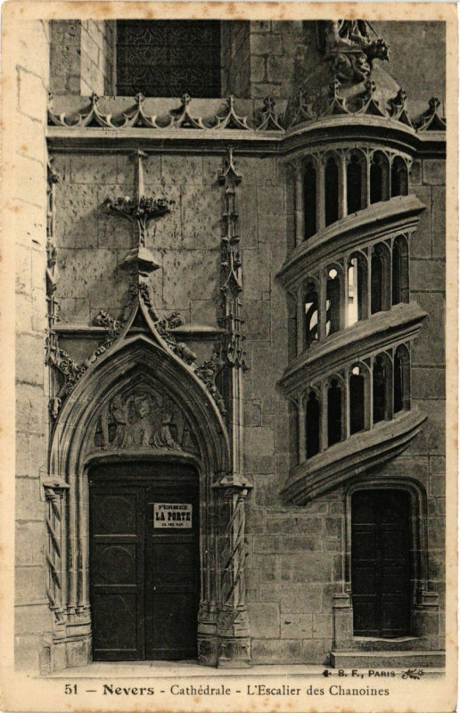 Carte postale ancienne Nevers - Cathedrale - L'Escalier des Chanoines à Nevers