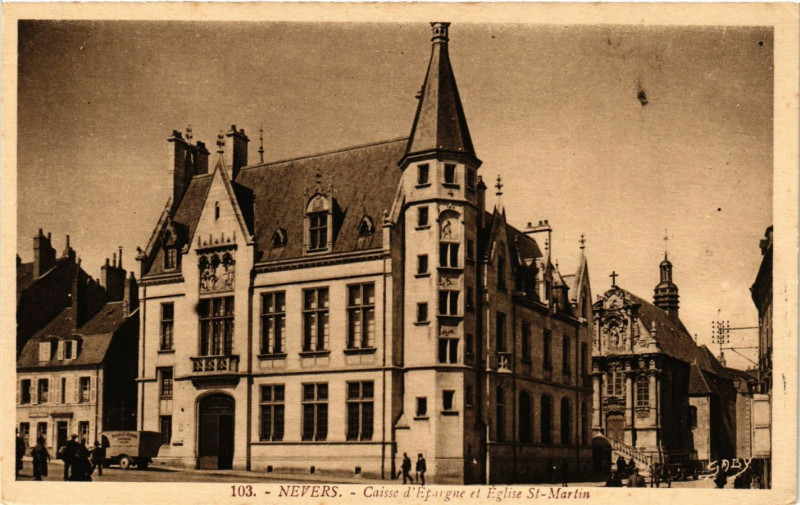 Carte postale ancienne Nevers - Caisse d'Epargne et Eglise Saint-Martin à Nevers