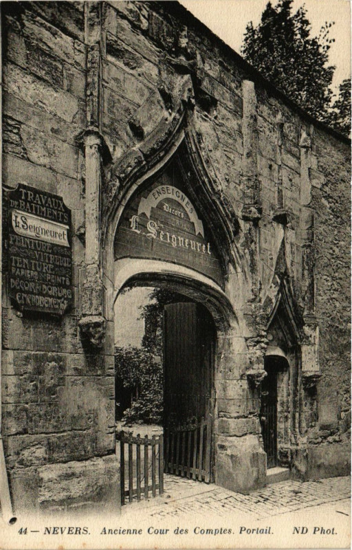 Carte postale ancienne Nevers - Ancienne Cour des Comptes Portail à Nevers