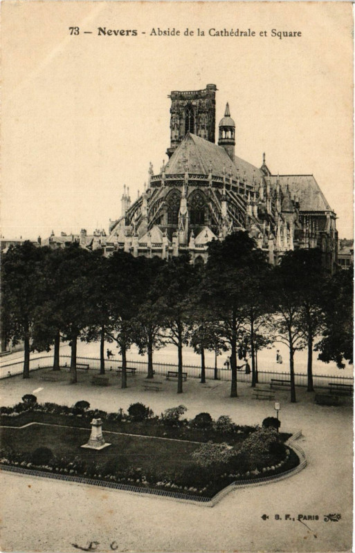 Carte postale ancienne Nevers - Abside de la Cathedrale et Square à Nevers