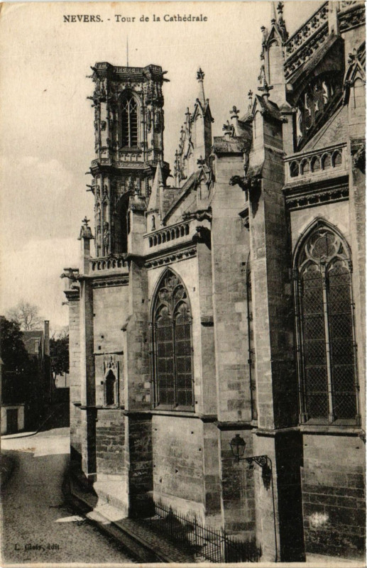 Carte postale ancienne Nevers - Tour de la Cathedrale à Nevers