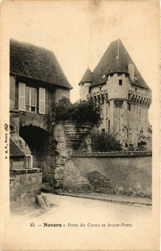 Carte postale ancienne Nevers - Porte du Croux et Avant-Porte à Nevers