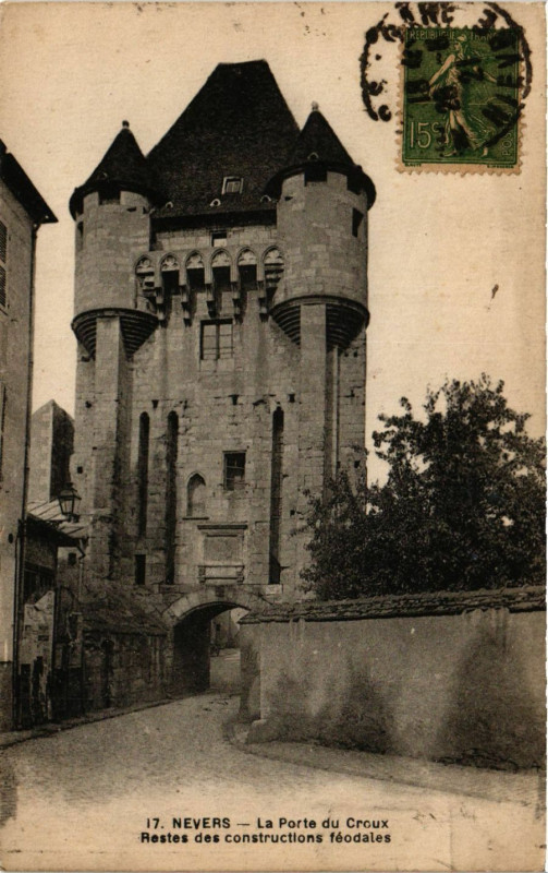 Carte postale ancienne Nevers - La Porte du Croux - Restes des constructions feodales à Nevers
