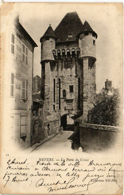 Carte postale ancienne Nevers - La Porte du Croux à Nevers