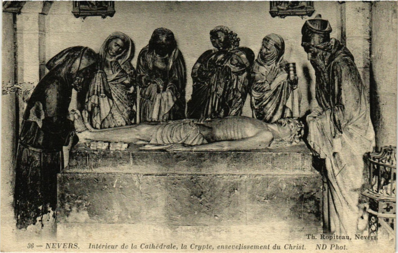 Carte postale ancienne Nevers - Interieur de la Cathedrale la Crypte enselevissement à Nevers