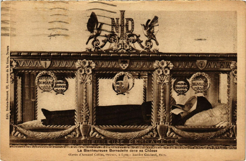 Carte postale ancienne La Bienheurauss Bernadette dans sa Chasse