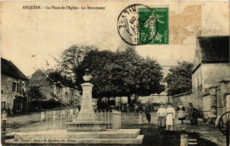 Carte postale ancienne Arquian - La Place de l'Eglise - Le Monument à Arquian