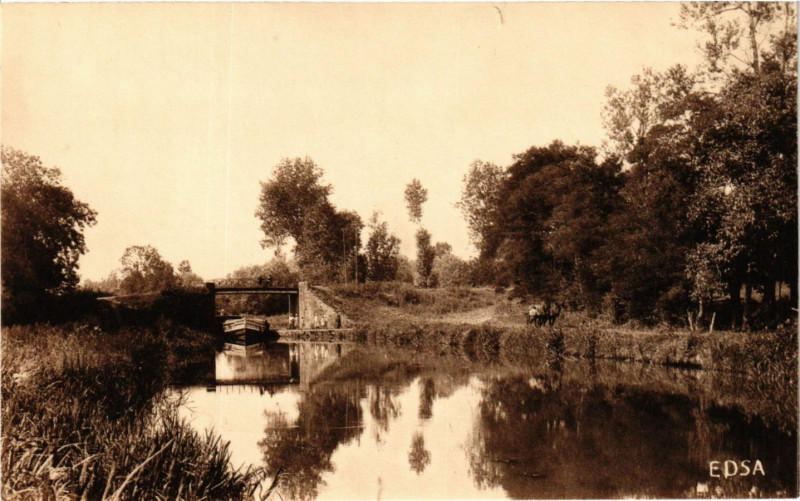Carte postale ancienne Asnois - Pont du Canal à Asnois
