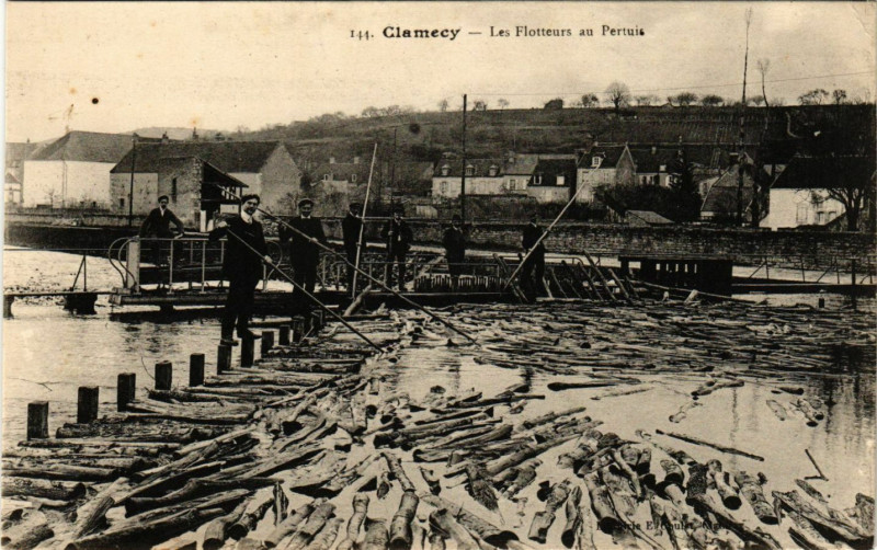 Carte postale ancienne Clamecy - Les Flotteurs au Pertuis à Clamecy
