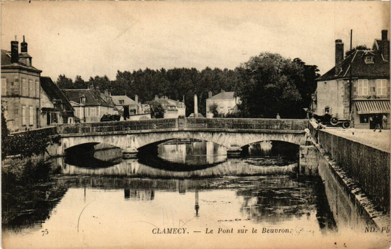 Carte postale ancienne Clamecy - Le Pont sur le Beauvron à Clamecy