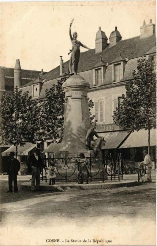 Carte postale ancienne Cosne - La Statue de la Republique