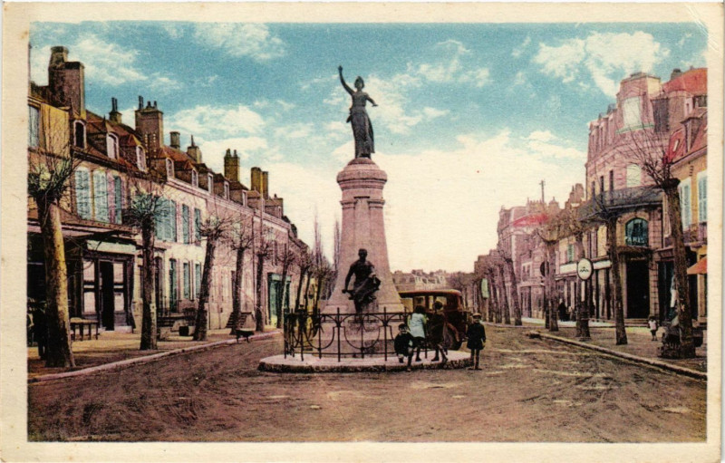 Carte postale ancienne Cosne - Place de la Republique