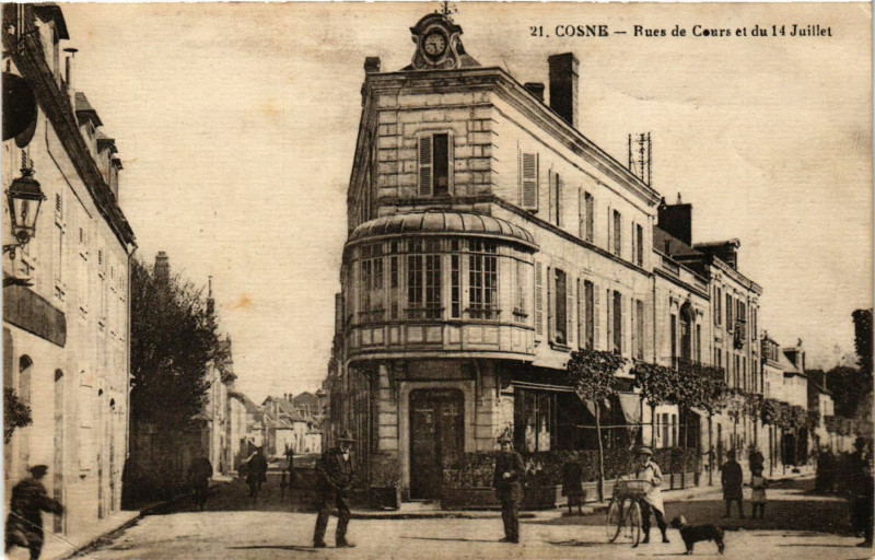 Carte postale ancienne Cosne - Rues de Cours et du 14 Juillet