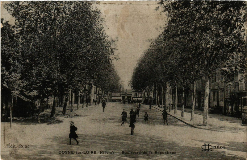 Carte postale ancienne Cosne-sur-Loire - Boulevard de la Republique