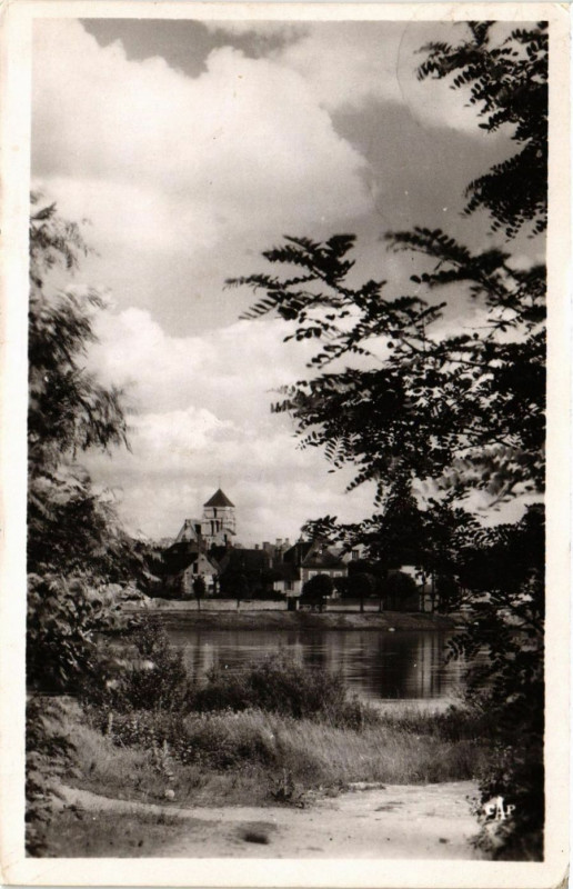 Carte postale ancienne Cosne-sur-Loire - Vue sur Saint-Jacques