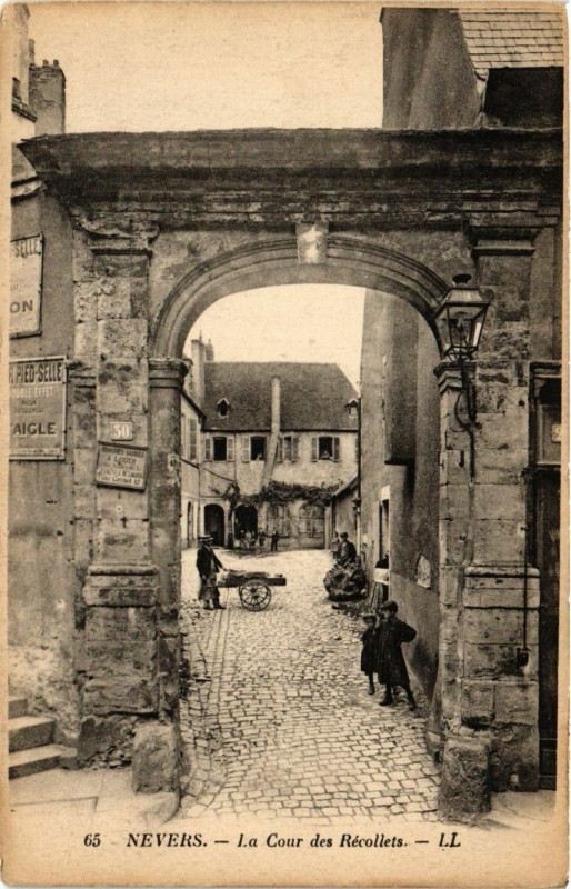 Carte postale ancienne Nevers - La Cour des Recollets à Nevers